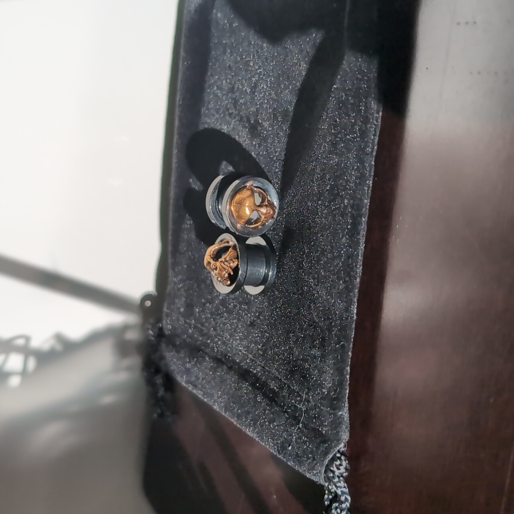 10MM 00G Golden Skull Steel Black Tunnel Plugs - Picture 3 of 4